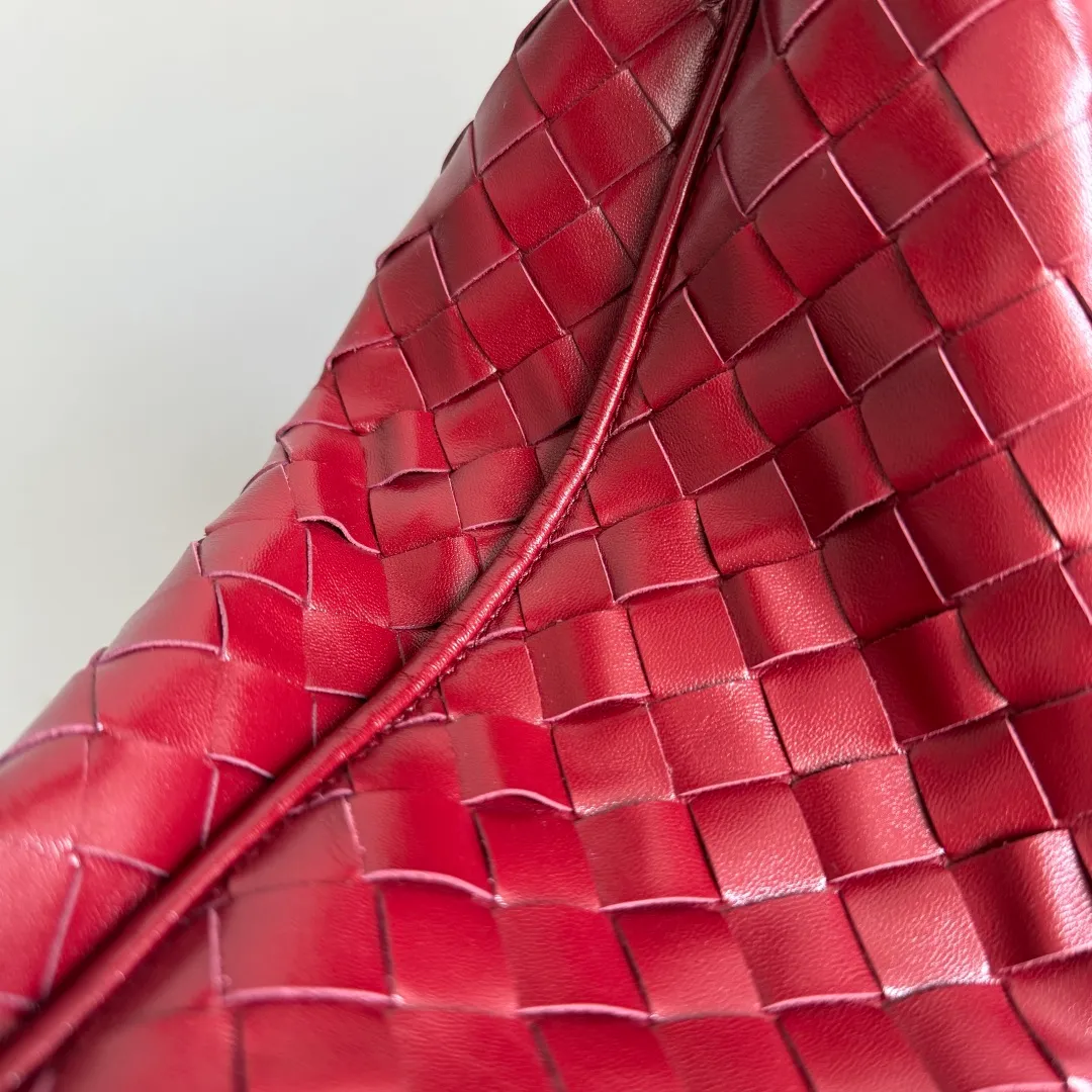 Batch 1960 It seems that this bag from BV has been popular recently ~ The new Hop is really not too beautiful. The whole bag has no seams. The bag body and handles are made of one piece of leather. It reflects the style and essence of Bottega Veneta. It truly represents craftsmanship and creativity. The large size has a very loose and lazy upper body. Big bag lovers will definitely not regret buying it. Style number: 796262 Size: 46*21*10cm